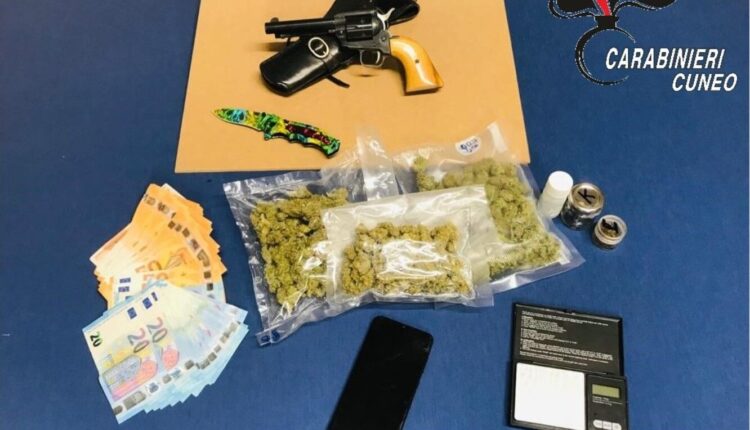 Cuneo, 30enne agli arresti domiciliari per possesso di droga ed armi ad Alba