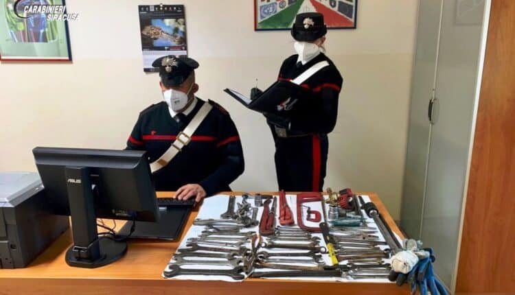 Carlentini, smontano pezzi di ponteggio tentando di rubarli, sanzionati 2 giovani catanesi