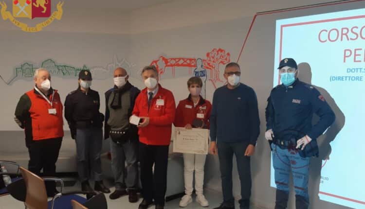 Prati, campagna di donazione sangue, 40 attestati ai dipendenti del Commissariato che hanno partecipato al corso BLS-D