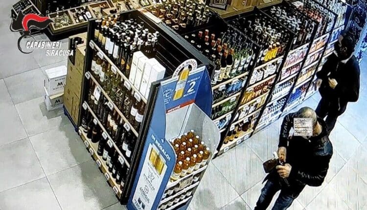 Siracusa, rubano liquori e cosmetici da un supermercato e poi fuggono inseguiti dalle pattuglie, arrestati 3 malviventi