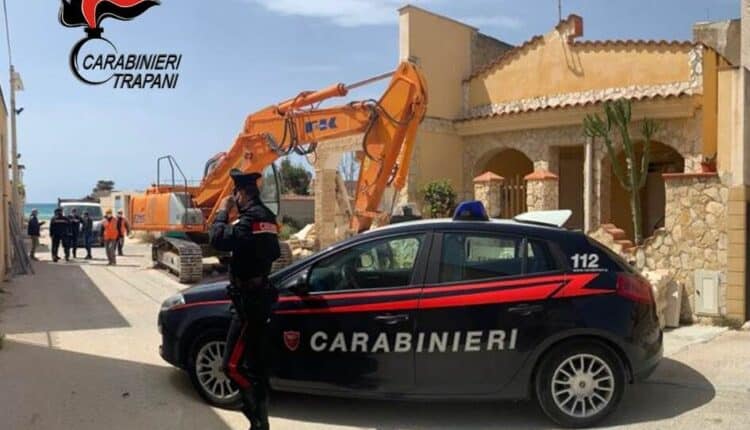 Triscina, riprendono le demolizioni di circa 80 immobili abusivi sul lungomare