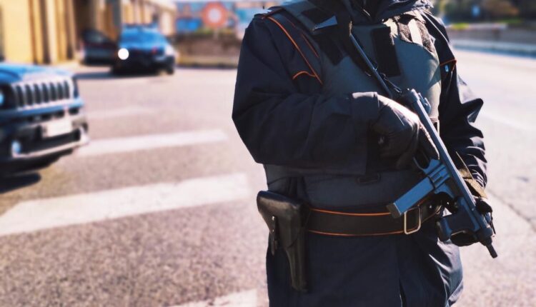 Aurisina, fa cadere a terra un turista e poi lo deruba, arrestato