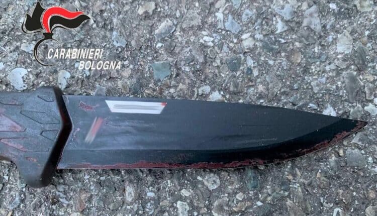 Bologna, tenta di aggredire Carabinieri e Polizia con un coltello, arrestato 29enne