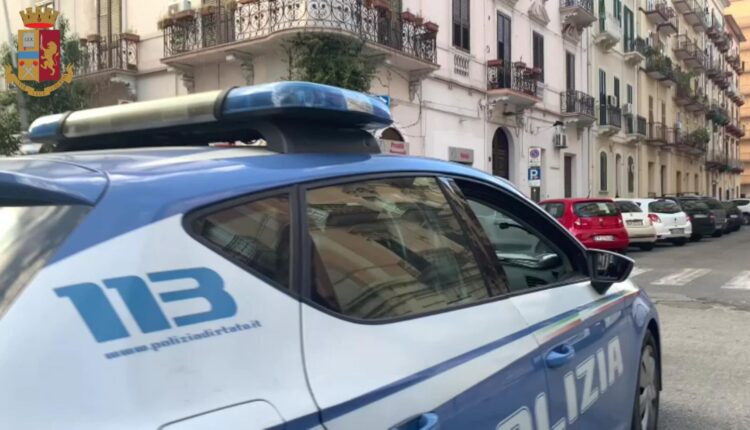 Varese, ubriaca tenta di salire a bordo di un taxi, aggredisce tassista e danneggia l'auto a calci, arrestata donna rumena