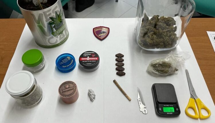 Reggio Calabria, getta a terra uno spinello, viene perquisito; trovati in casa 70 g tra marijuana e hashish divisa in diversi contenitori, arrestato per spaccio