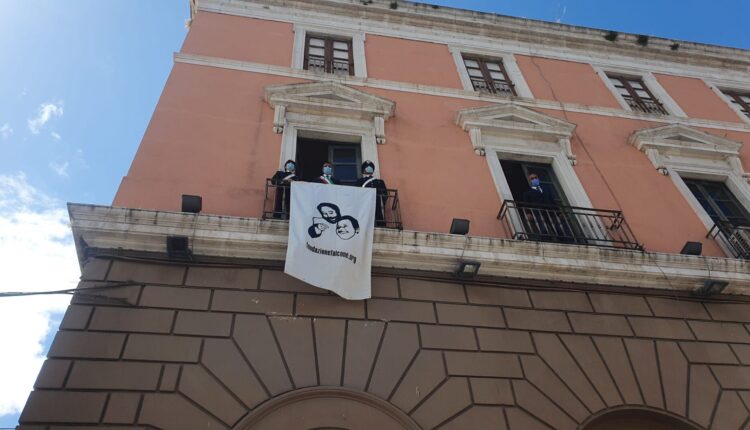 Bari, esposto sulla facciata di Palazzo di Città il lenzuolo con i volti di Falcone e Borsellino