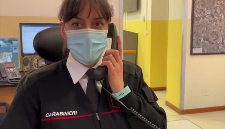 Bologna, invia un messaggio alla moglie usando le parole di una canzone. Lei lo interpreta come un tentato suicidio e chiede aiuto