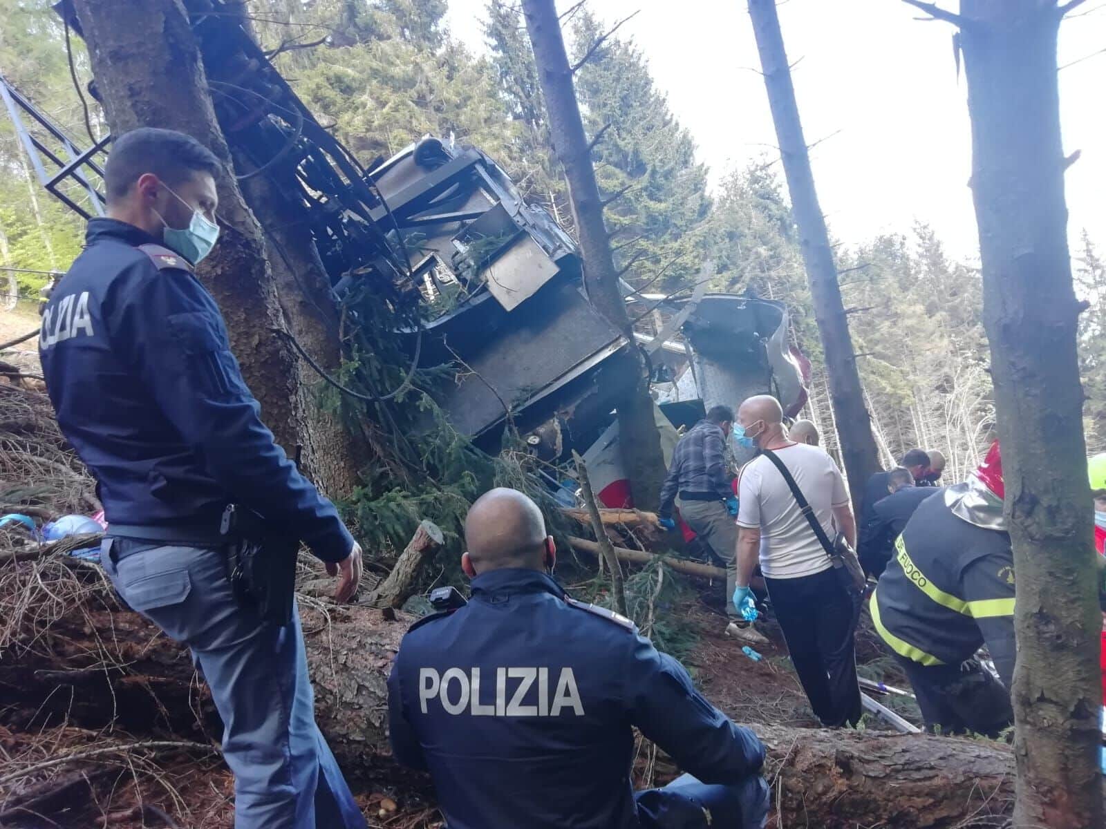 Crolla funivia, 13 morti e due bambini in gravi condizioni