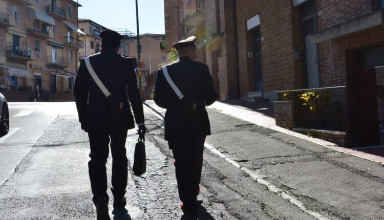 Cagliari, ruba la statua di una Madonna e poi la getta in un cortile, deferito 21enne