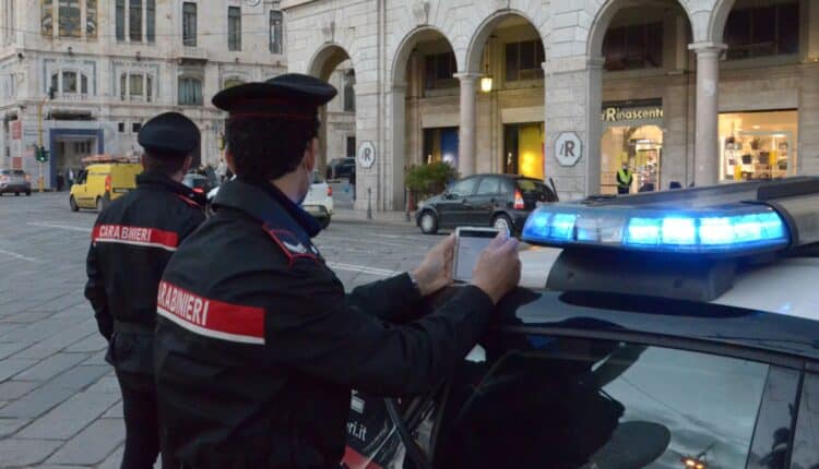Cagliari, viene sorpreso mentre ruba capi di abbigliamento, tenta la fuga spingendo e strattonando la responsabile del negozio: arrestato