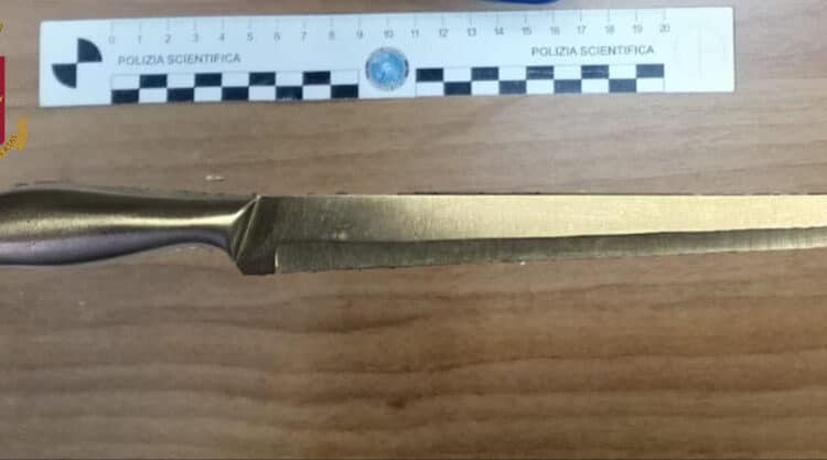 Roma, uomo ubriaco aggredisce donna romena con un coltello, arrestato