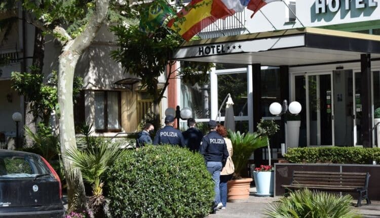 Rimini, deruba una donna e se ne pente: chiama il 112NUE: “Sono stato io, mi dispiace”