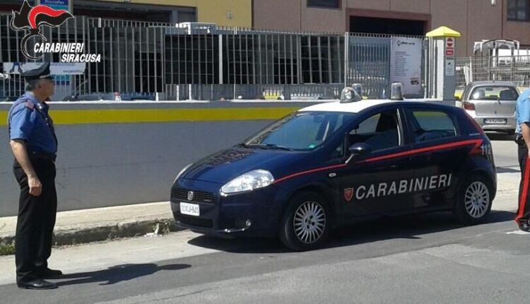 Siracusa, trovati 3 motocicli rubati in un cortile a Floridia; giovane denunciato per ricettazione