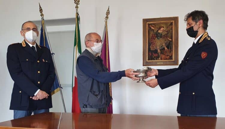 Genova, riconsegnato alla chiesa della Maddalena l’aspersorio dell'800 in argento che era stato rubato