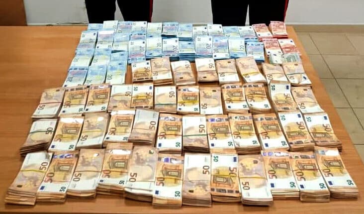 Gioia Tauro, sequestrati 300mila euro in contanti, tre persone denunciate dalla Polizia per riciclaggio