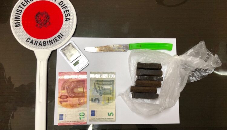 Maddaloni, trovato in possesso di 72 g di hashish, arrestato