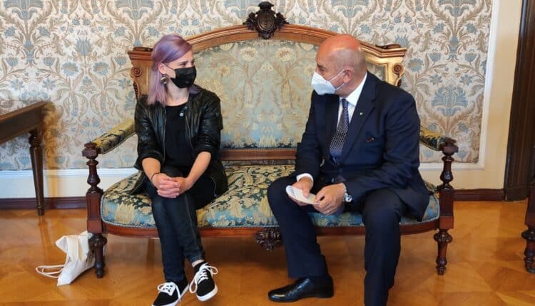 Trieste, salvò un ragazzo spinto in mare, tuffandosi dal Molo Audace: premiata oggi in Municipio Susan Higgs