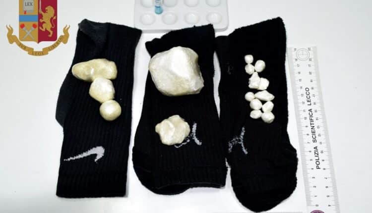 Lecco, 51enne incensurato spacciava droga nei pressi di alcuni bar di Oggiono: arrestato dalla Polizia