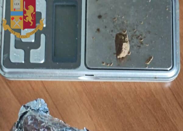 Ostia, nonostante fosse agli arresti domiciliari, continuava la sua attività di spaccio, arrestato