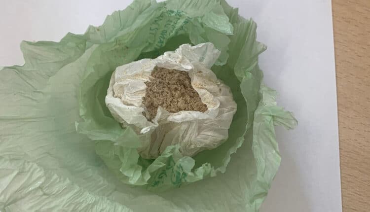 Roma, nascondeva un coltello nello zaino e in bocca un involucro di plastica contenente droga; arrestato