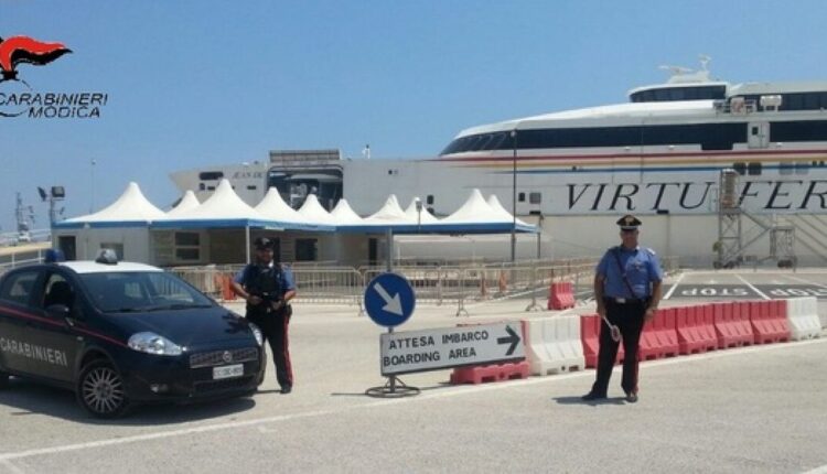 Pozzallo, si imbarca clandestinamente nascondendosi sotto un tir. Respinto dalla Polizia di Frontiera extracomunitario di nazionalità libica