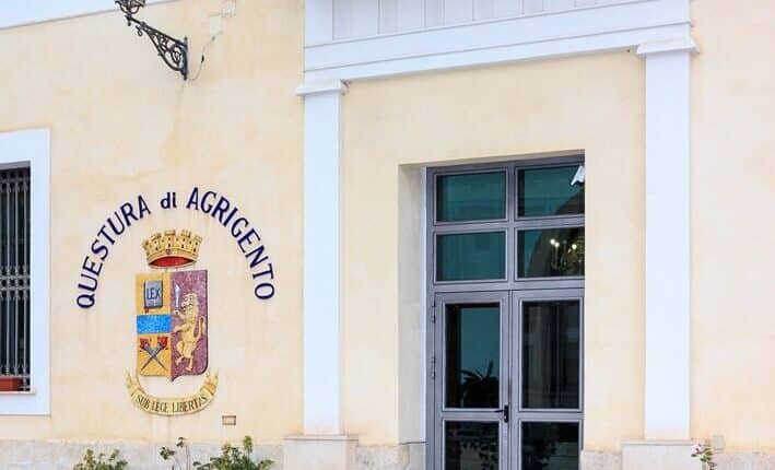 Agrigento, minacciava i passanti con un crick in mano, arrestato un giovane a Porto Empedocle