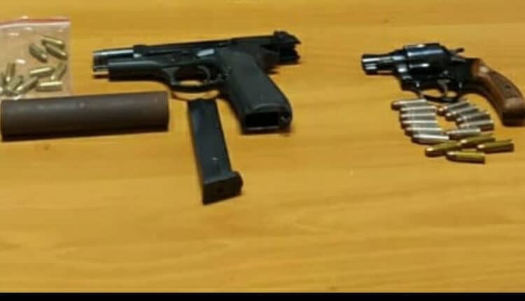 Roma, non accetta la fine della relazione e stalkerizza la ex compagna fino a minacciarla di morte con una pistola. Arrestato dalla Polizia 53enne