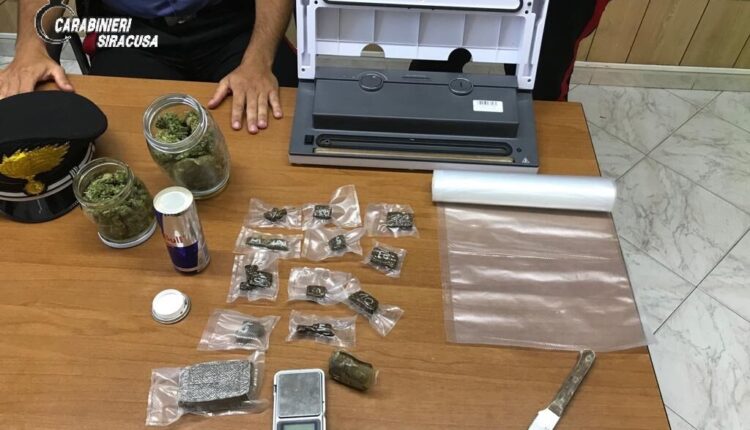 Rosolini, sopreso dalla Polizia mentre suddivideva hashish in dosi. Arrestato