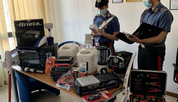 San Lazzaro di Savena, dipendenti rubavano merce nel supermercato in cui lavoravano una persona arrestata e sette denunciate dalla Polizia