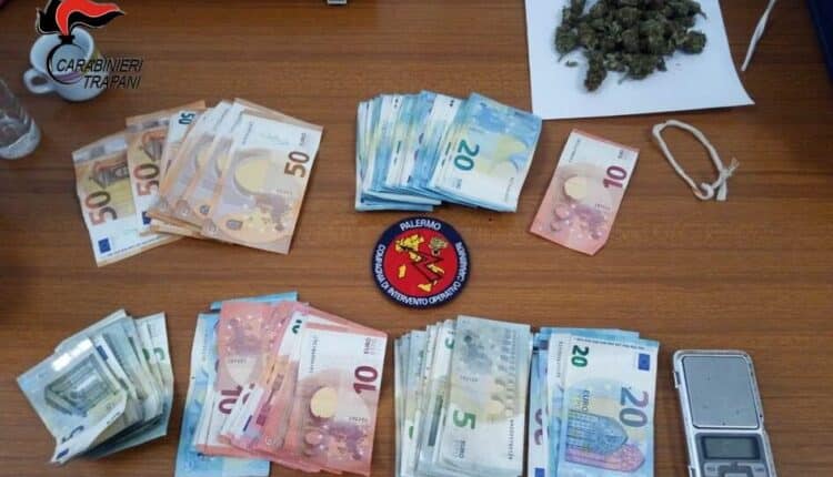 Trapani, girava in motorino senza casco, fermato e trovato in possesso di droga, arrestato 29enne ad Alcamo