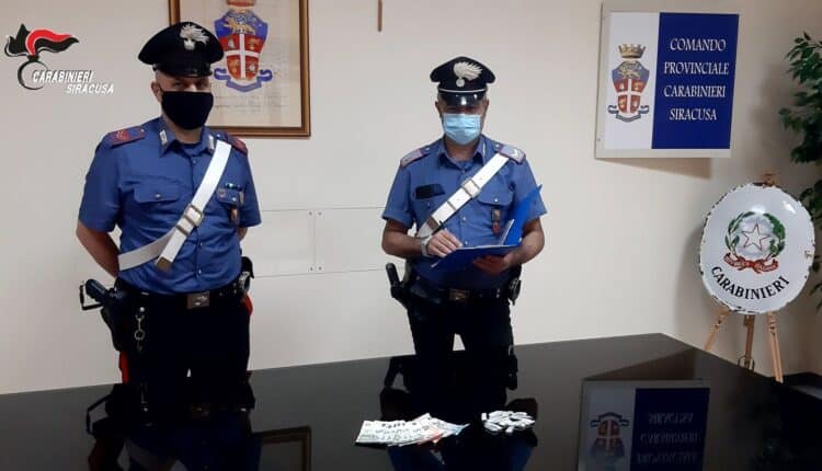 Nello specifico, l’uomo, a seguito di perquisizione personale, è stato trovato in possesso di 17 dosi di hashish, tutte già confezionate e pronte ad essere vendute, oltre che della somma contante di 100 euro, verosimilmente provento dell’attività di spaccio.