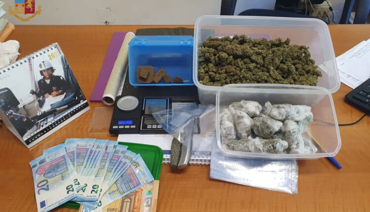 Roma, sorpreso e arrestato un pusher; trovato con 381g di droga in casa