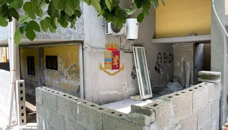 Napoli, Rione dei Fiori: sequestrati manufatti abusivi. Denunciate due donne.