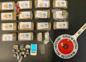 Milano, una pistola in camera, droga nelle piante e borseggi tra i clienti del bar la Polizia di Stato arresta cinque persone