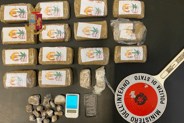 Milano, una pistola in camera, droga nelle piante e borseggi tra i clienti del bar la Polizia di Stato arresta cinque persone