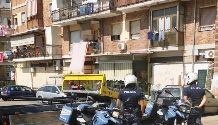 Napoli, Rione Traiano : sequestrati 68 veicoli privi di RCA