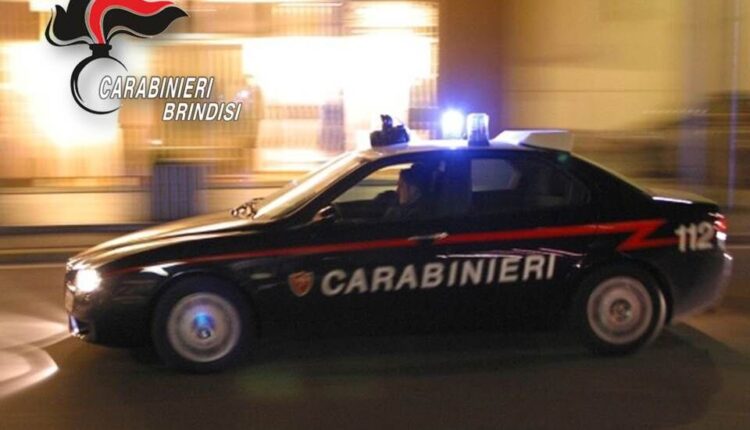 Oria. I Carabinieri hanno rinvenuto in un casolare abbandonato stupefacenti e una carabina