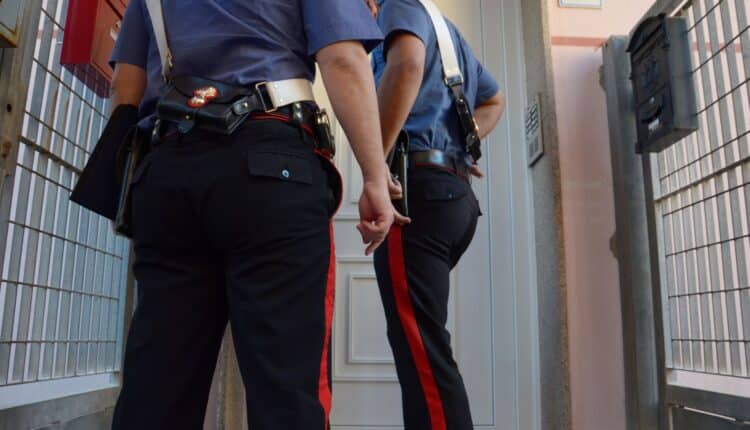 Cagliari, ieri a Carbonia, i carabinieri dell'aliquota radiomobile della locale Compagnia hanno deferito in stato di libertà un 36enne del luogo, indiziato del reato di detenzione di sostanza stupefacente ai fini di spaccio