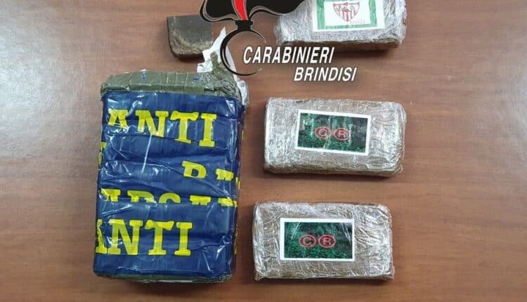 Fasano. Detiene in casa 811 grammi di hashish suddivisi in 8 panetti, arrestato.