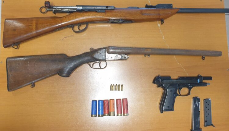 Brindisi, San Vito dei Normanni. Detiene illegalmente, nel garage della propria abitazione, armi e munizioni, arrestato