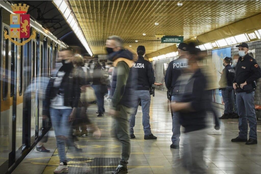 Milano, furti nella metro: arrestati due ladri