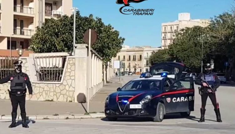 TRAPANI: FERMATO AD UN CONTROLLO SU CICLOMOTORE SENZA CASCO AGGREDISCE I CARABINIERI. ARRESTATO 51ENNE