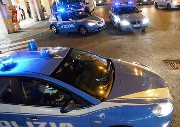 Pisa, una pattuglia della Squadra Volanti della Questura è intervenuta a seguito della richiesta di un negoziante che aveva segnalato una violenta colluttazione tra due persone