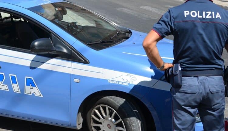 Pavia, tenta di investire dei giovani con la macchina dopo essere stato respinto dal locale