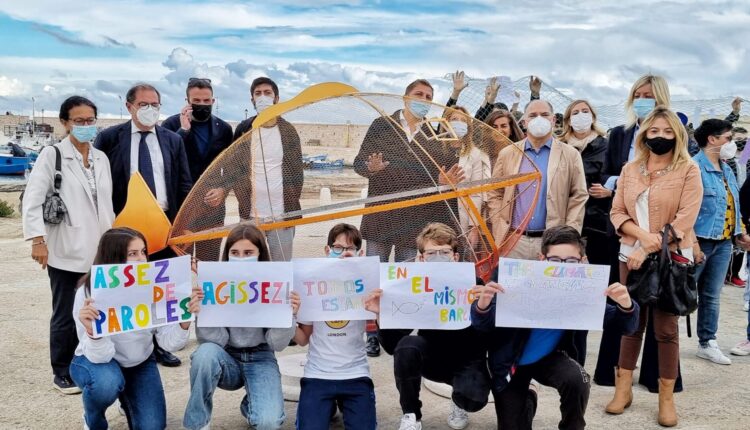 Bari, sulla piazza di Torre a Mare arriva Getto, il pesce mangia plastica