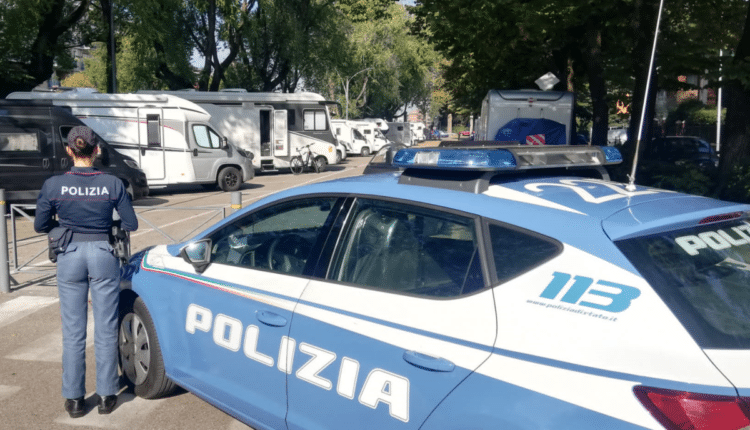 Verona, si presenta in Questura con una valigia piena di superalcolici: denunciato per ricettazione.