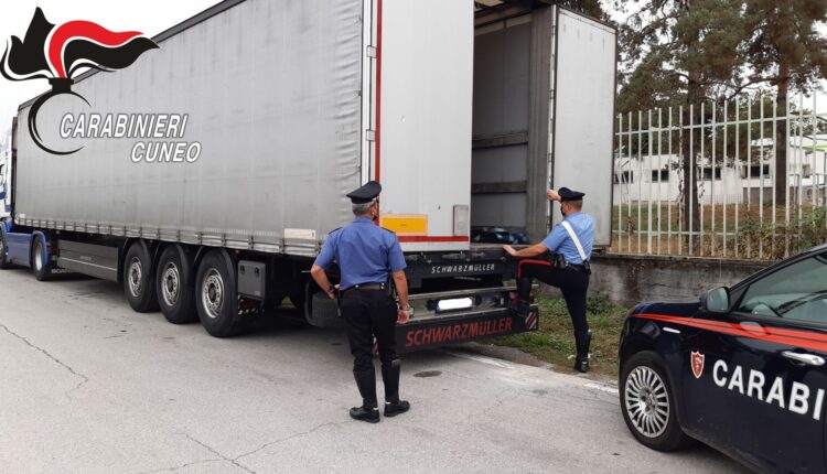 (CN): rintracciato un gruppo di immigrati afghani e pachistani che viaggiavano nascosti all’interno di un TIR.