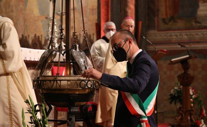 L'olio Santo donato dalla Sardegna alimenta la fiamma che arderà sulla tomba del Santo patrono d'Italia