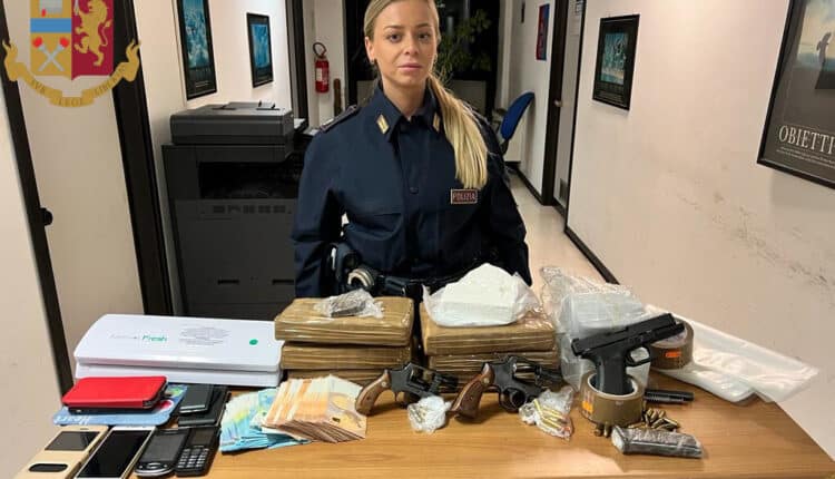 Roma, arrestato 57enne rumeno con due panetti di droga