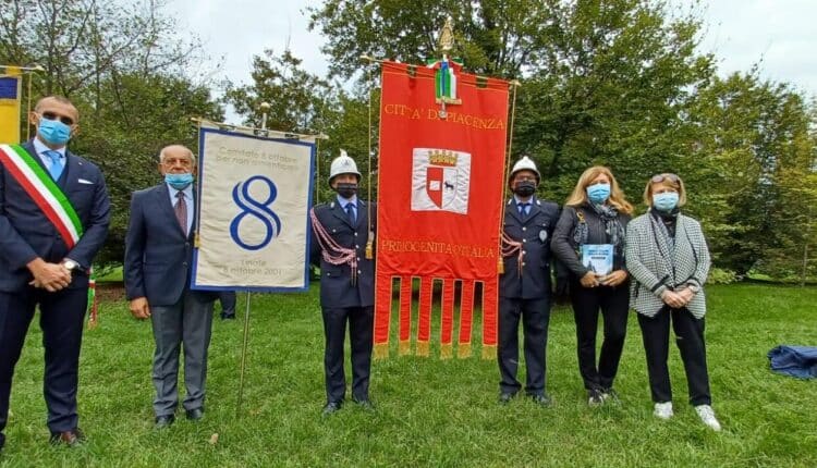 A vent'anni dalla tragedia aerea di Linate, l'intensità del ricordo nell'omaggio alle vittime.